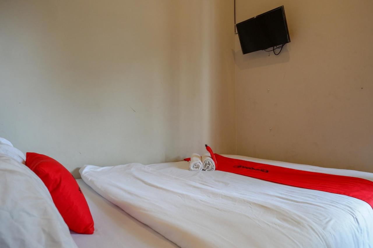 Hotel Reddoorz Near Stasiun Tawang Semarang Esterno foto