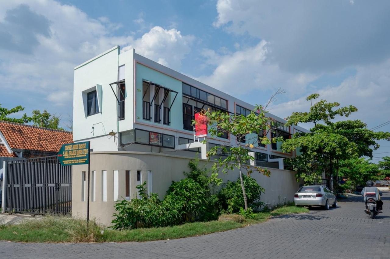 Hotel Reddoorz Near Stasiun Tawang Semarang Esterno foto