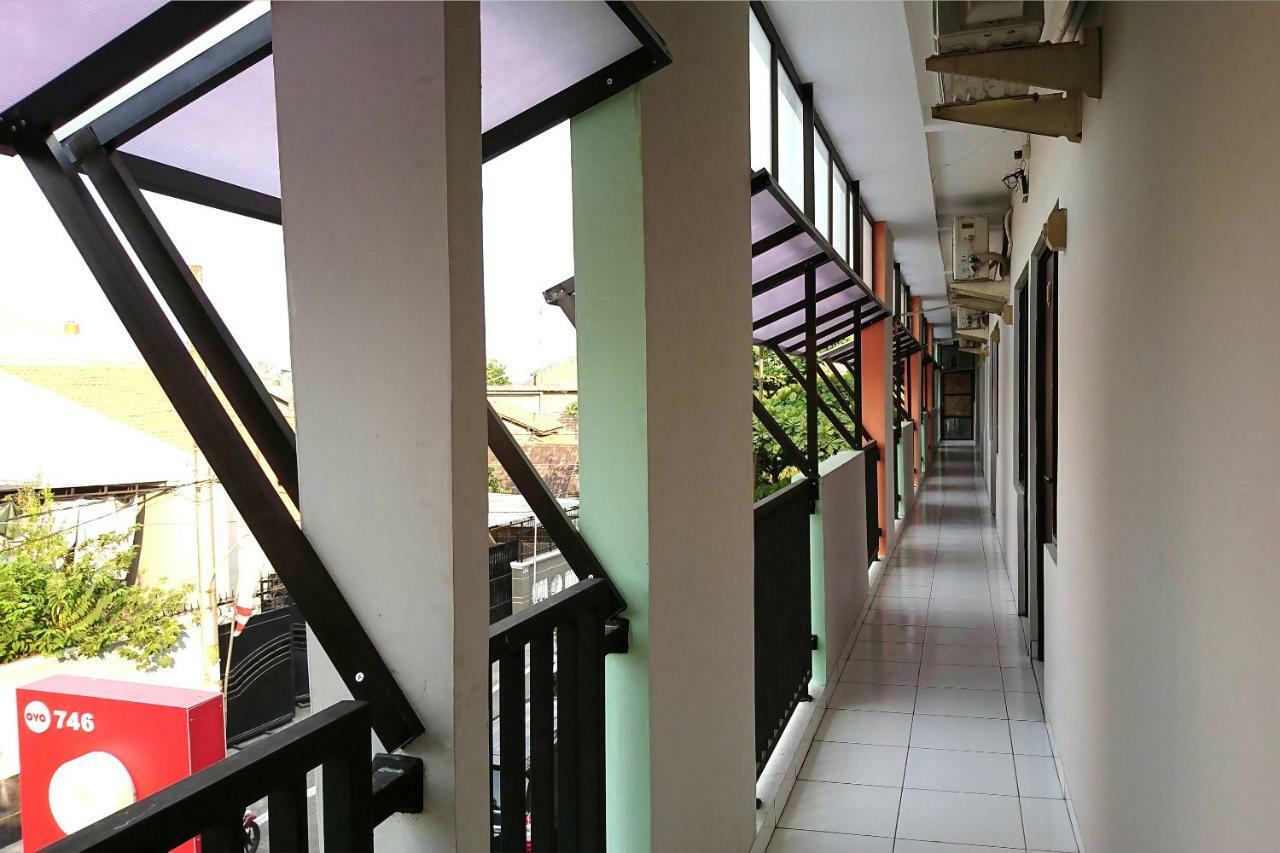 Hotel Reddoorz Near Stasiun Tawang Semarang Esterno foto