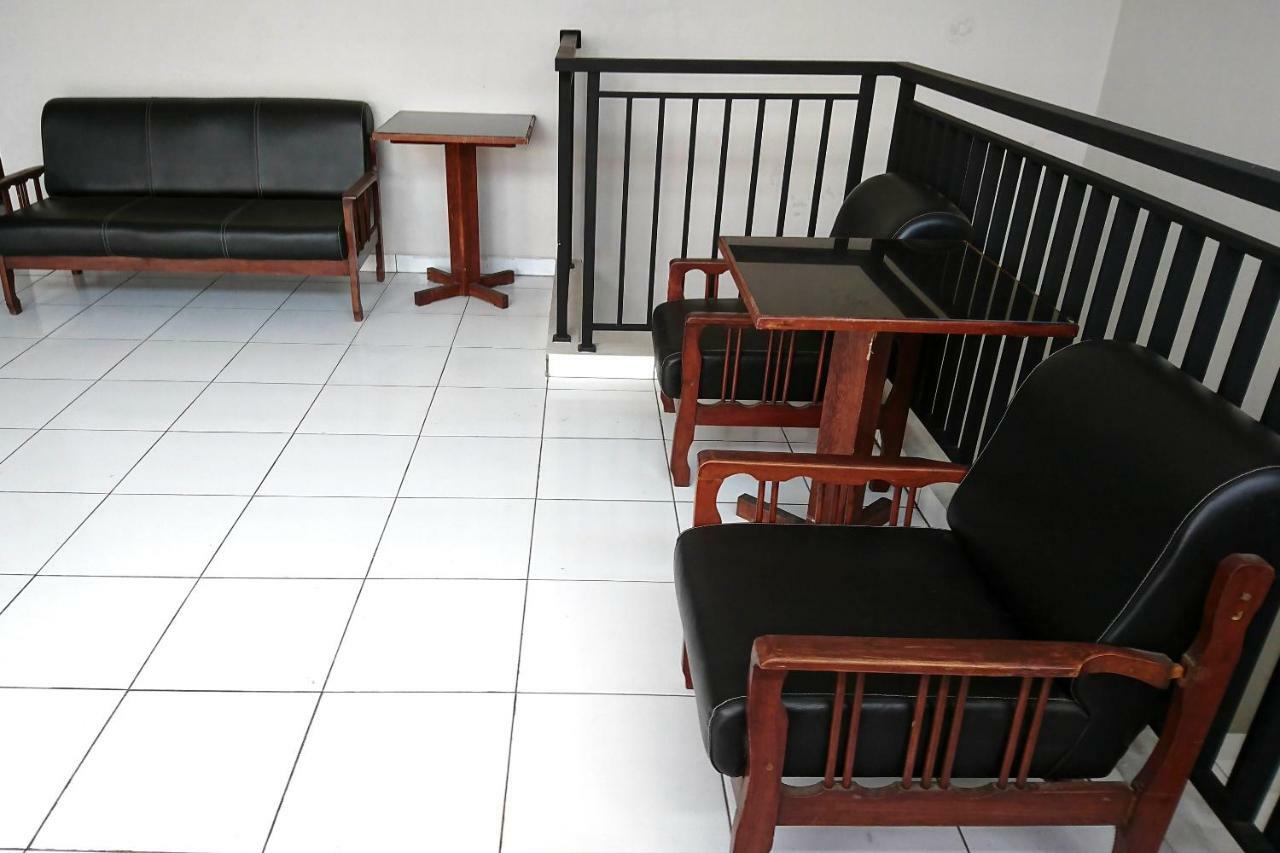 Hotel Reddoorz Near Stasiun Tawang Semarang Esterno foto
