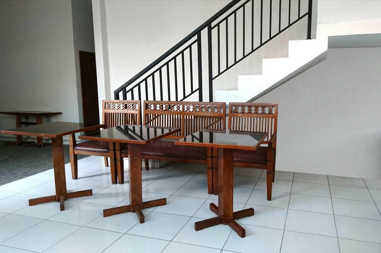 Hotel Reddoorz Near Stasiun Tawang Semarang Esterno foto