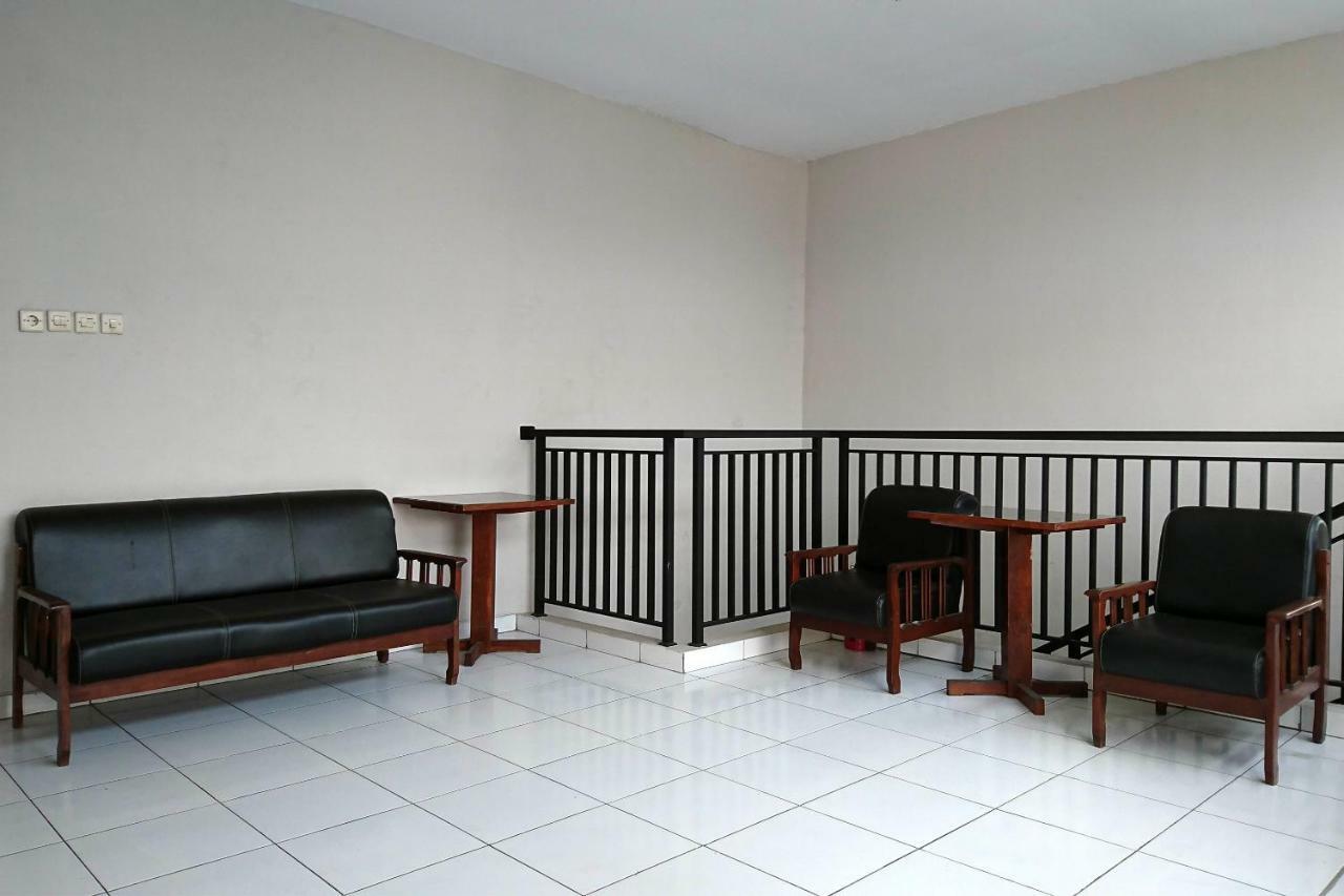 Hotel Reddoorz Near Stasiun Tawang Semarang Esterno foto