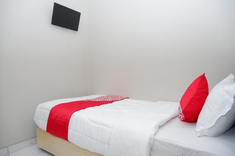 Hotel Reddoorz Near Stasiun Tawang Semarang Esterno foto